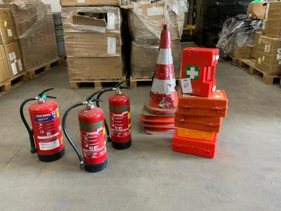 Übersichtsbild von Feuerlöscher, Erste-Hilfe-Kästen und Pylone